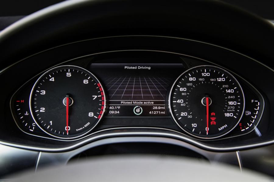 Панель приборов Audi A7 Sportback Piloted Driving Concept 2015 года  (фото 5 из 15)